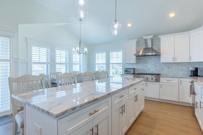 Rooftop Sunsets • Ocean Glimpse • Sleeps 10