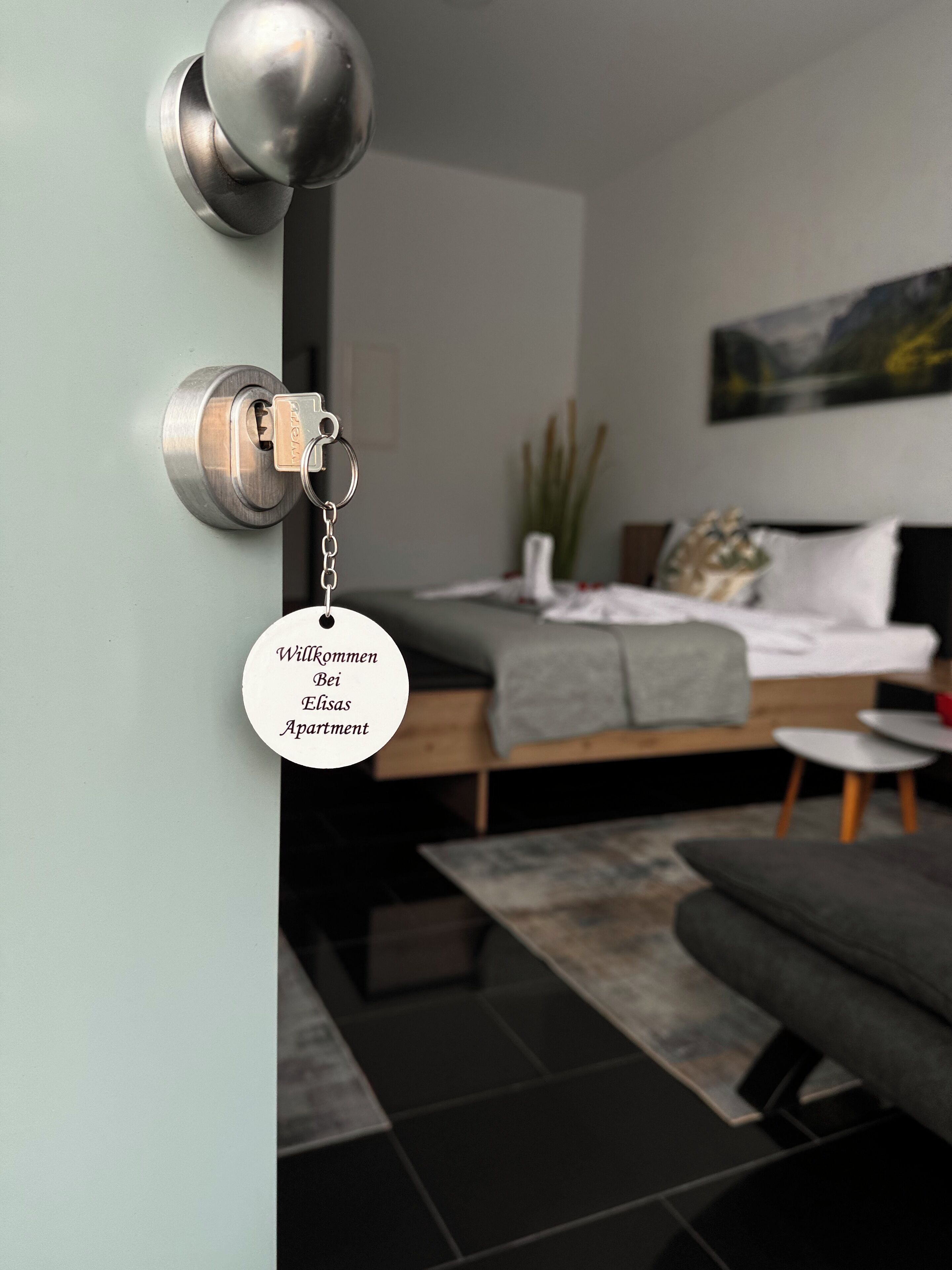 Une chambre à coucher moderne avec un lit, une table de chevet et une commode.