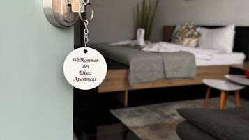 Une chambre à coucher moderne avec un lit, une table de chevet et une commode.