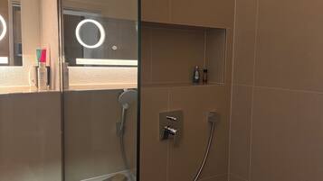 Shower, hair dryer, bidet, towels