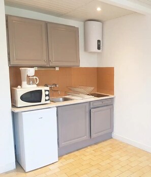 Kühlschrank, Mikrowelle, Herdplatte, Toaster