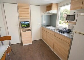 Fridge, microwave, stovetop