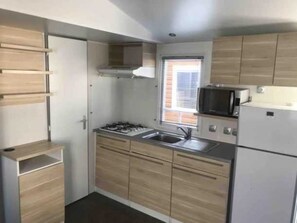 ثلاجة، ميكروويف، موقد طهي مسطح