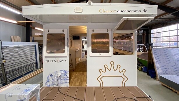 A small, enclosed booth with a crown design on the wall, labeled "Queen Emma." - Houseboat Queen Emma! Deep relaxation on gently rocking waves!!! (Zehdenick)