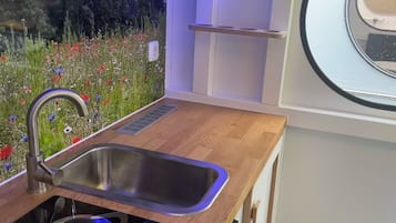 Kühlschrank, Herdplatte, Wasserkocher mit Kaffee-/Teezubehör
