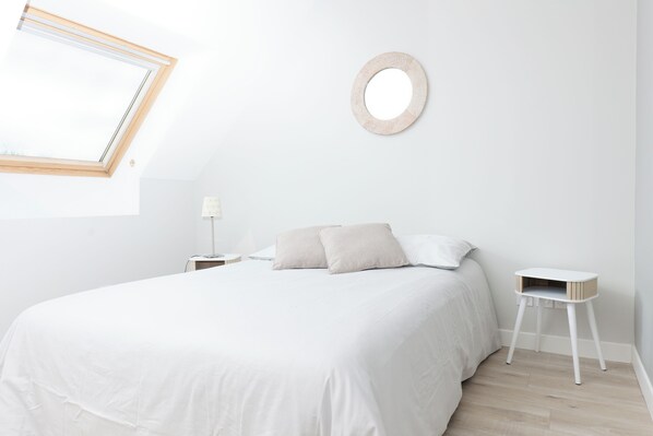 5 bedrooms, iron/ironing board, WiFi, bed sheets