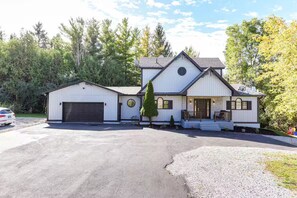 Exterior - 6-bedroom house in enchanting Caledon Village with WiFi, AC, fitness equipment (Caledon Village)