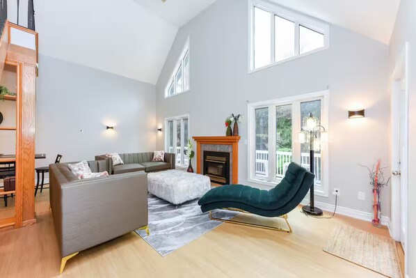 TV - 6-bedroom house in enchanting Caledon Village with WiFi, AC, fitness equipment (Caledon Village)