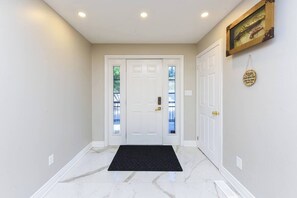 Interior - 6-bedroom house in enchanting Caledon Village with WiFi, AC, fitness equipment (Caledon Village)