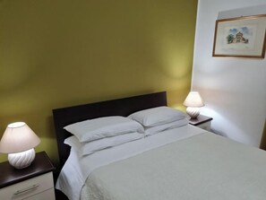 Iron/ironing board, WiFi, bed sheets