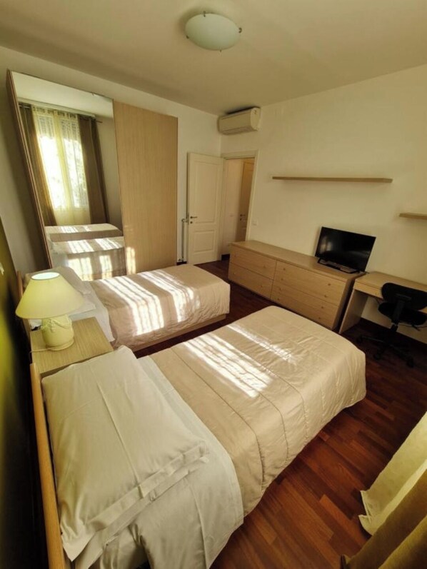 Iron/ironing board, WiFi, bed sheets