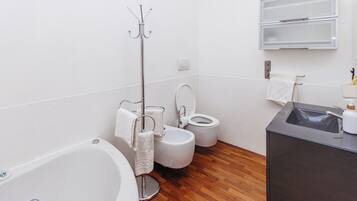 Een haardroger, een bidet, handdoeken, zeep