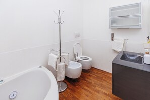Sèche-cheveux, bidet, serviettes fournies, savon