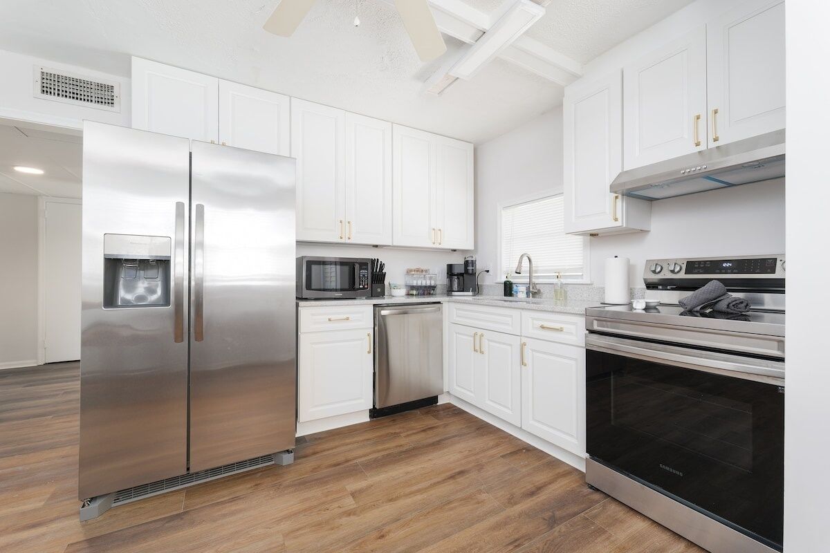 Refrigerador, microondas, horno y parrilla de estufa 