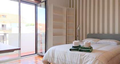 CQ3 ❤️ Cozy Bedroom with Balcony & Double Bed