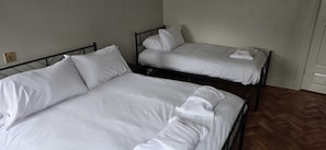 1 chambre, fer et planche à repasser, Wi-Fi, draps fournis