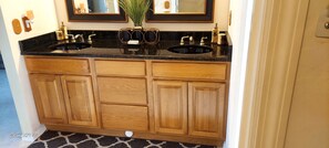 Ducha, secador de pelo, toallas, jabón