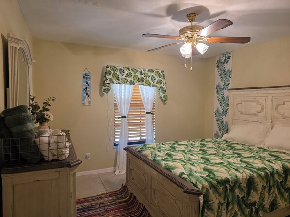 3 habitaciones, tabla de planchar con plancha, wifi y ropa de cama