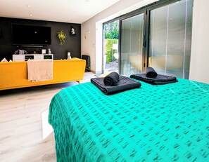 WiFi, bed sheets