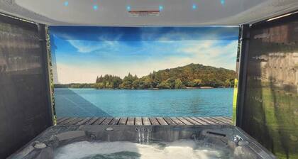 Cosy studio retreat with a hot tub, perfect for relaxing and exploring Cheshire