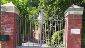 Una entrada cerrada con un letrero que dice "Villa St. Chislain".