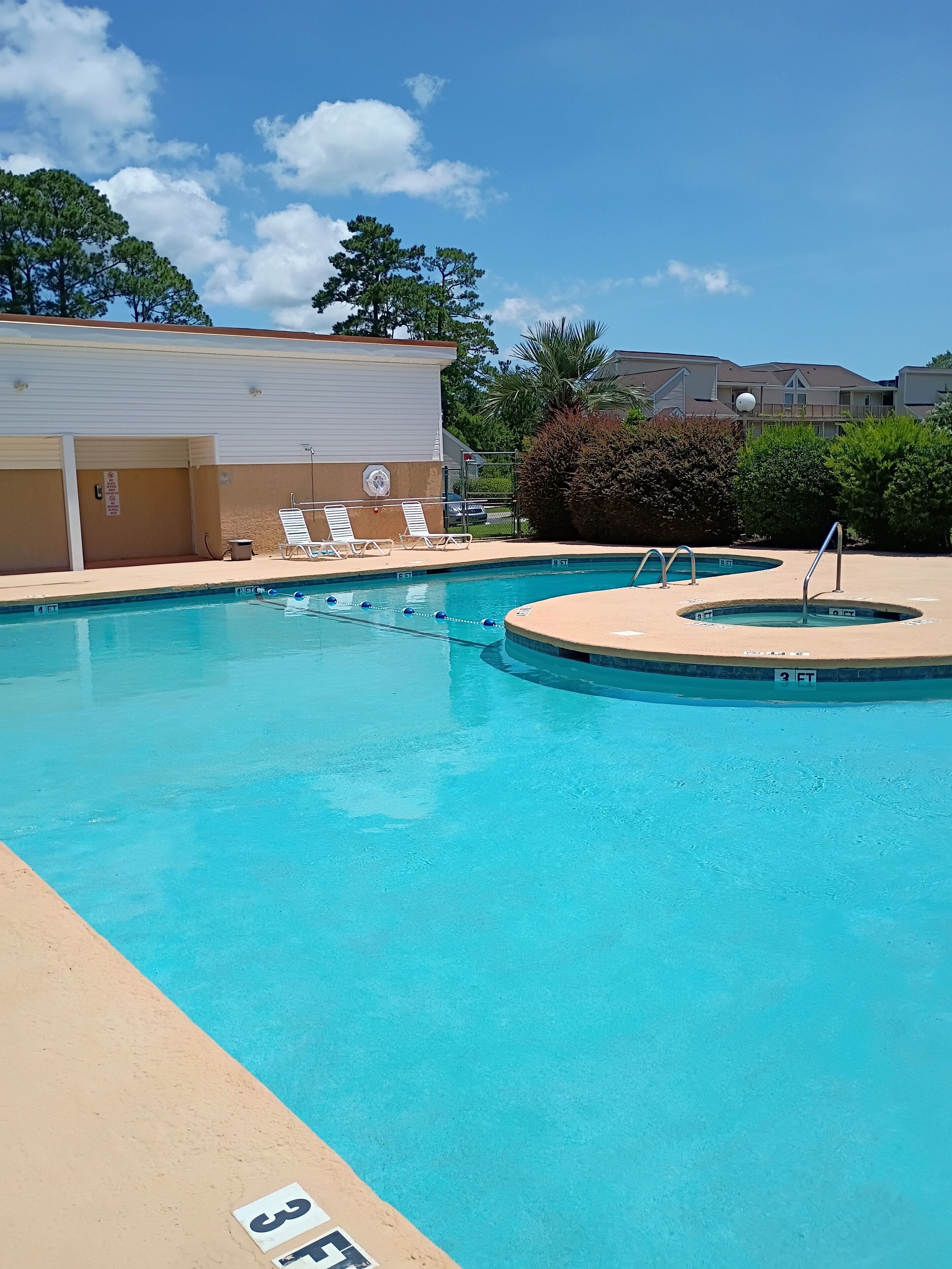 من حمّامات السباحة المغطاة، حمّام سباحة خارجي