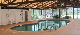 Cozy studio with pools/Jacuzzi in charming Little River only 5 minutes to ocean.