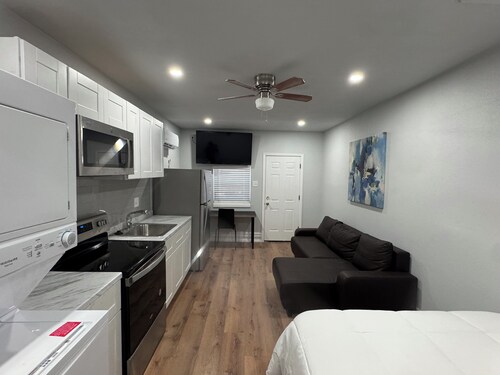 Cozy 1-Bedroom Apartment-Studio converted from house garage. Wifi, washer/dryer.