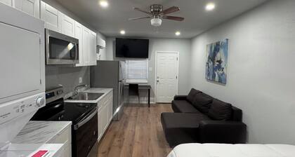 Cozy 1-Bedroom Apartment-Studio converted from house garage. Wifi, washer/dryer.