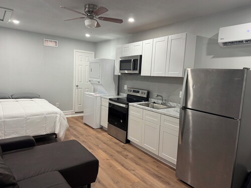 Cozy 1-Bedroom Apartment-Studio converted from house garage. Wifi, washer/dryer.