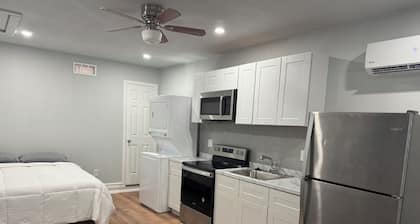 Cozy 1-Bedroom Apartment-Studio converted from house garage. Wifi, washer/dryer.