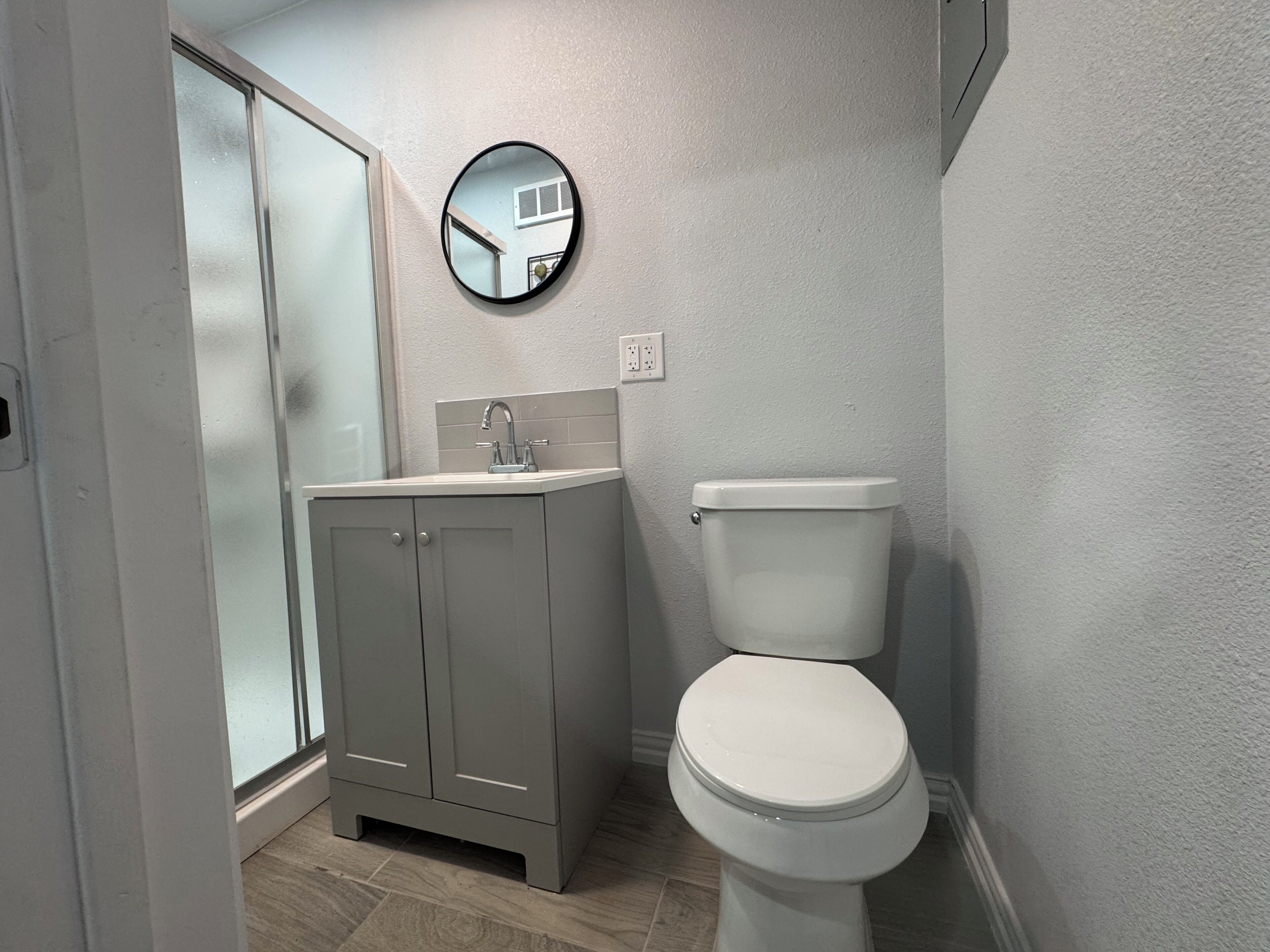 Serviettes fournies, savon, papier de toilette