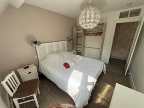 3 bedrooms, desk, iron/ironing board, travel cot