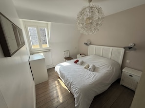 3 Schlafzimmer, Schreibtisch, Bügeleisen/Bügelbrett, Reisekinderbett