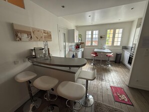 Réfrigérateur, four à micro-ondes, un four, surface de cuisson