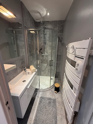 Dusche, Haartrockner, Handtücher, Toilettenpapier