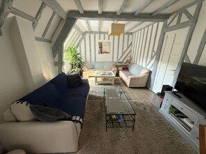 Smart-tv, videospil, dvd-afspiller, bordtennisbord