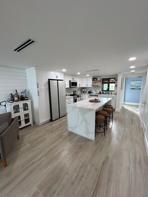 Micro-ondes, four, plaque de cuisson, lave-vaisselle