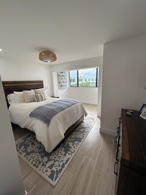 2 chambres, coffres-forts dans les chambres, fer et planche à repasser