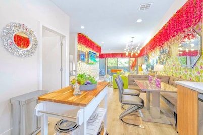 H. Cute NoHo 5BR by Universal + Balcony: Fifa Sofi