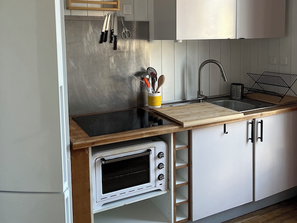 Kühlschrank, Mikrowelle, Wasserkocher mit Kaffee-/Teezubehör