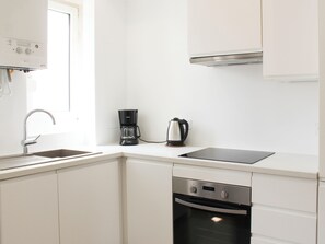 Refrigerador, horno, lavavajillas y cafetera y tetera 