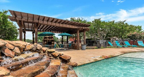 Cozy  1-bedroom apartment with WiFi, AC in vibrant Addison