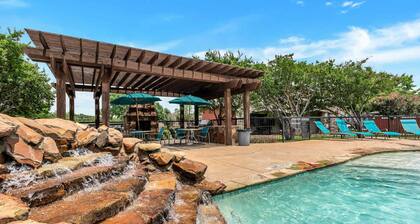 Cozy 1-bedroom apartment with WiFi, AC in vibrant Addison