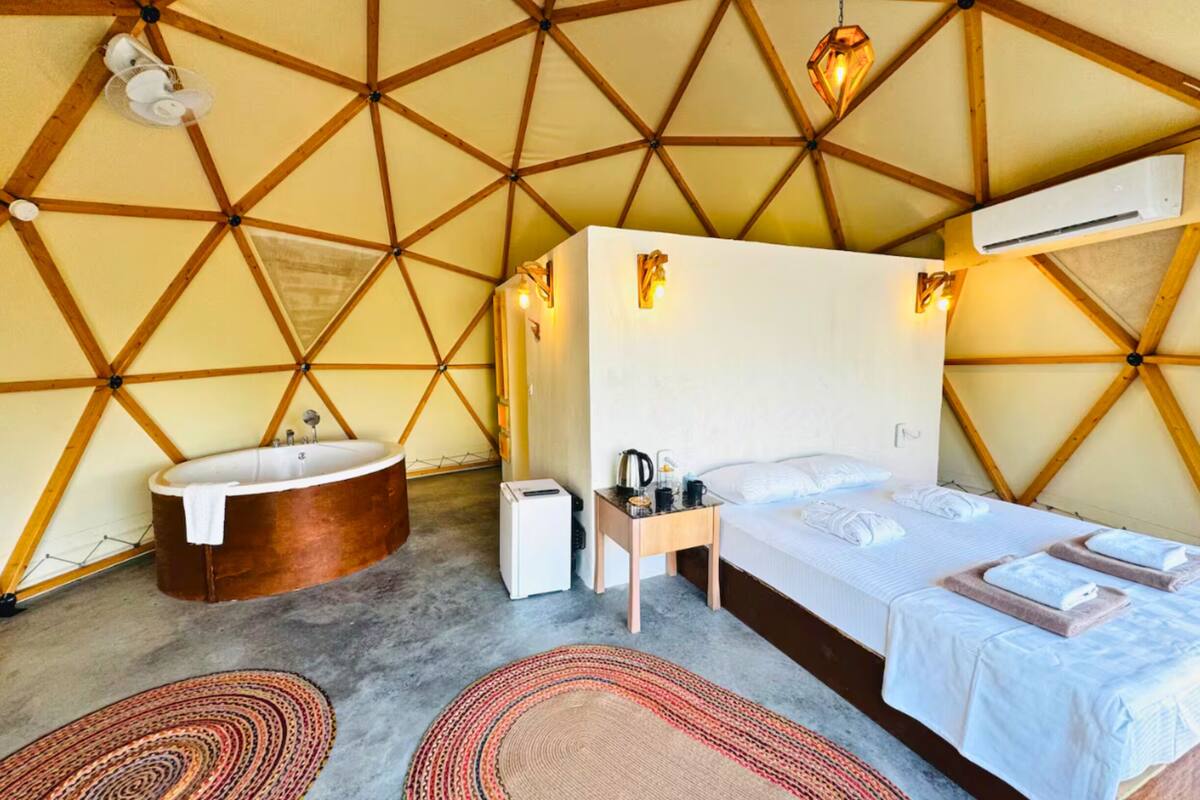 Superior tent, patio | Een bureau, verduisterende gordijnen, gratis wifi