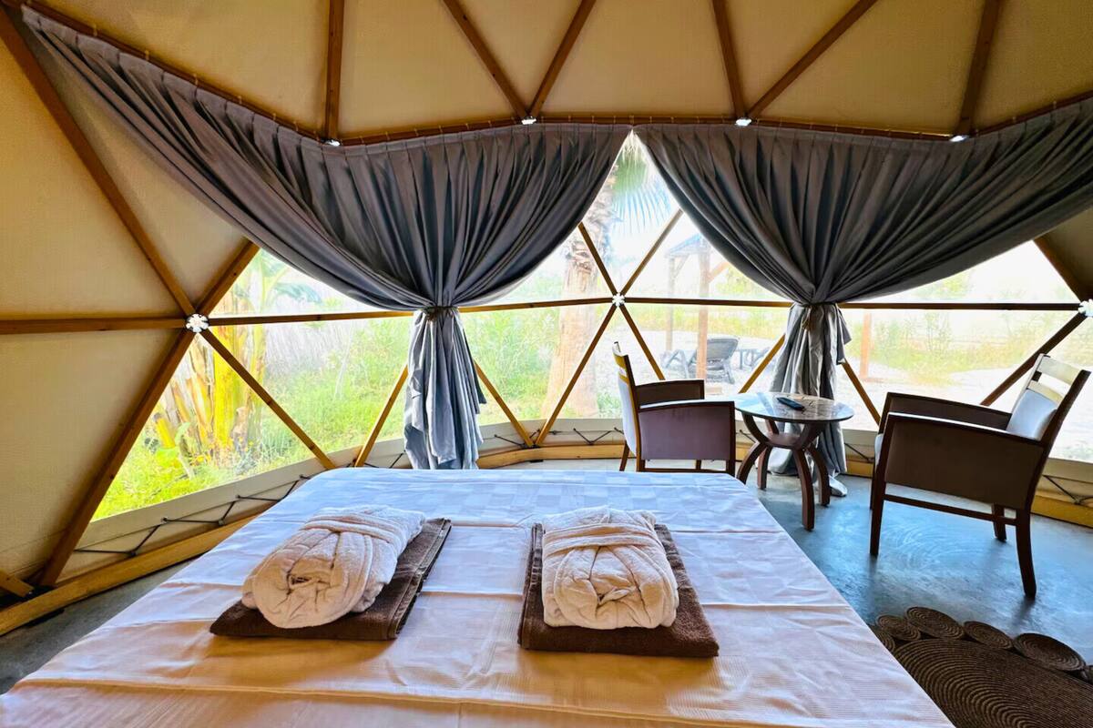 Comfort tent, patio | Een bureau, verduisterende gordijnen, gratis wifi