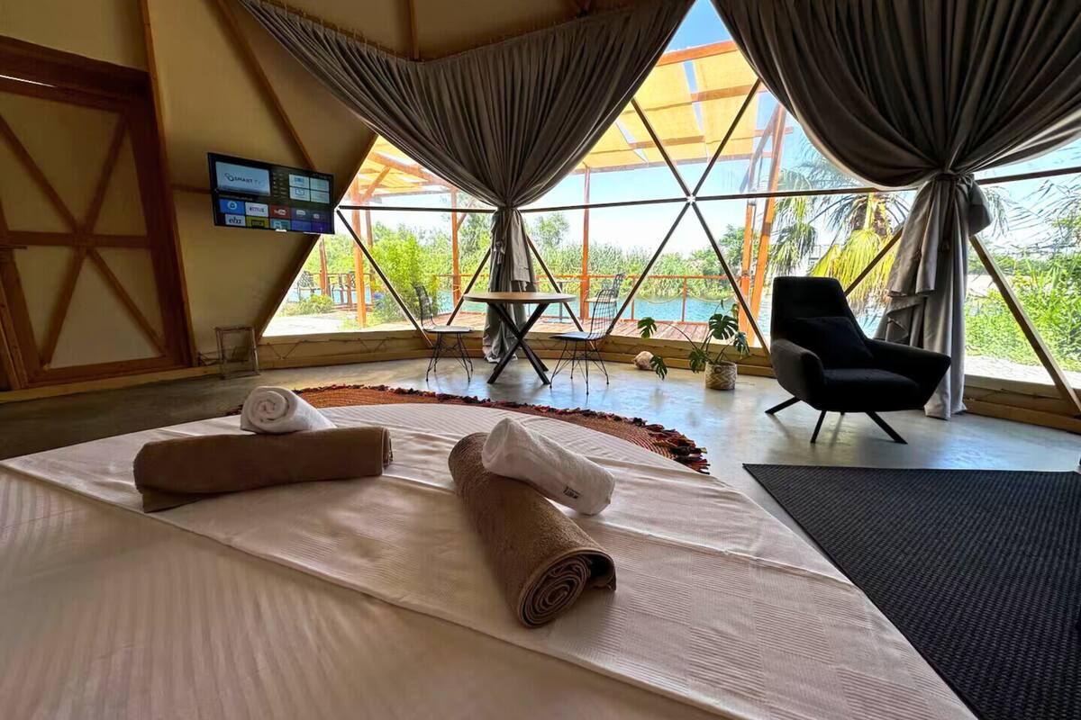 Grand tent, patio, uitzicht op rivier | Een bureau, verduisterende gordijnen, gratis wifi