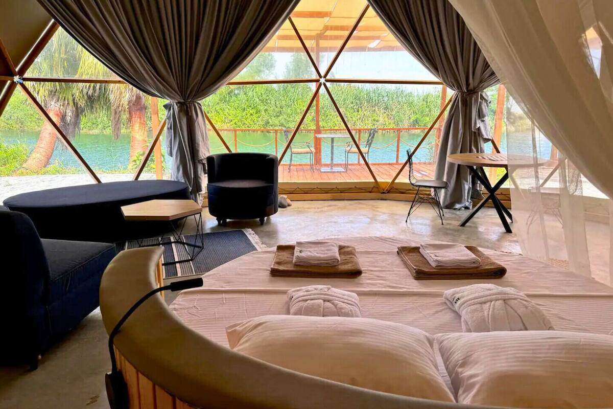 Grand tent, patio, uitzicht op rivier | Een bureau, verduisterende gordijnen, gratis wifi
