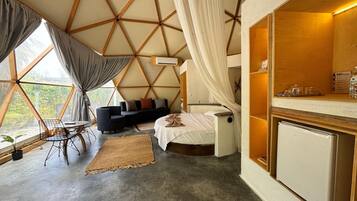 Deluxe tent, terras | Luxe beddengoed, een minibar, een bureau, verduisterende gordijnen