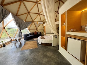 Deluxe-Zelt, Terrasse | Hochwertige Bettwaren, Minibar, Schreibtisch, Verdunkelungsvorhänge